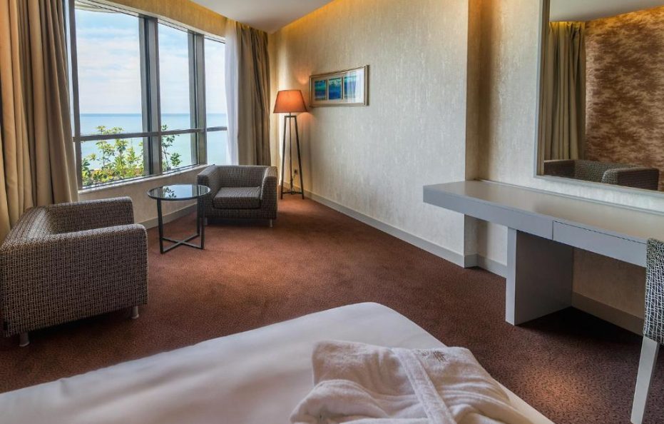 غرفة مزدوجة مطلة على البحر